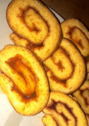 Piskótatekercs 🤫🍑🍓 recept fotója