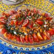 Salade de riz rouge aux tomates, carottes et ciboulette