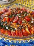 Salade de riz rouge aux tomates, carottes et ciboulette