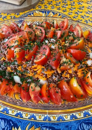 Une photo de Salade de riz rouge aux tomates, carottes et ciboulette