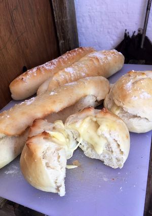 Una foto de Pan casero relleno de queso