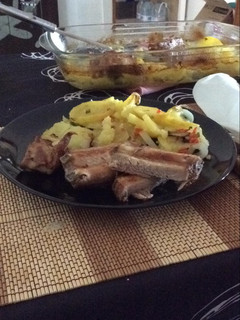 Una foto de Costilla con patatas Codorniu