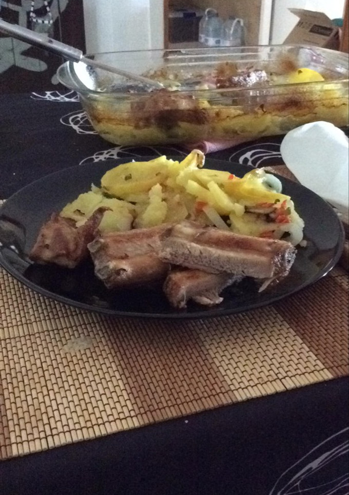Una foto de Costilla con patatas Codorniu