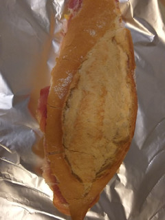Una foto de Bocadillo de tomate y jamón