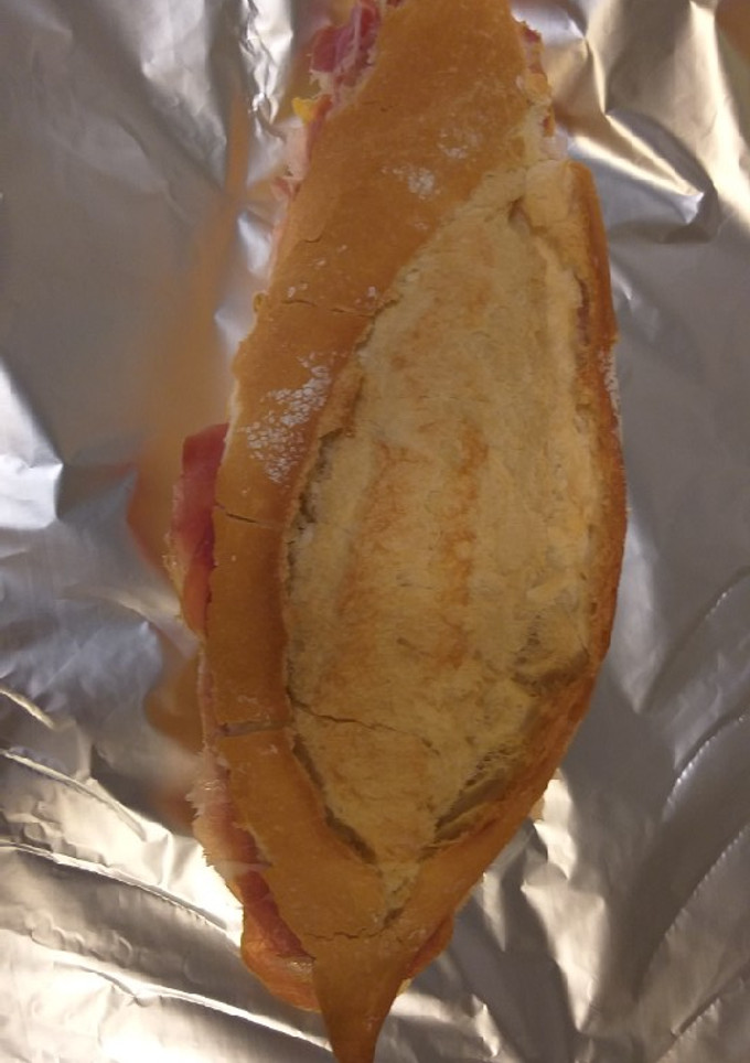 Una foto de Bocadillo de tomate y jamón