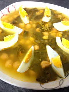 Una foto de Potaje de garbanzos con acelgas y huevo