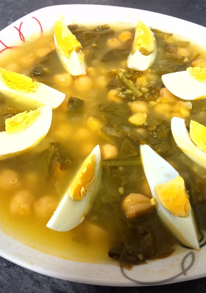 Una foto de Potaje de garbanzos con acelgas y huevo