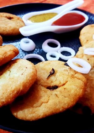 পেঁয়াজের কচুরি (peyajer kochuri recipe in Bengali) রেসিপির প্রধান ছবি