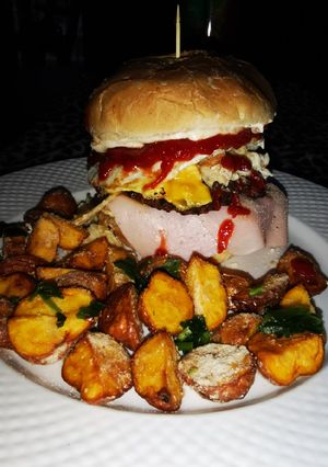 Una foto de Hamburguesas de carne con papas fritas caseras
