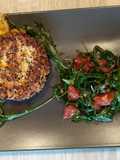 Mandel - Sesam-Camembert an Rucola - Tomaten-Salat