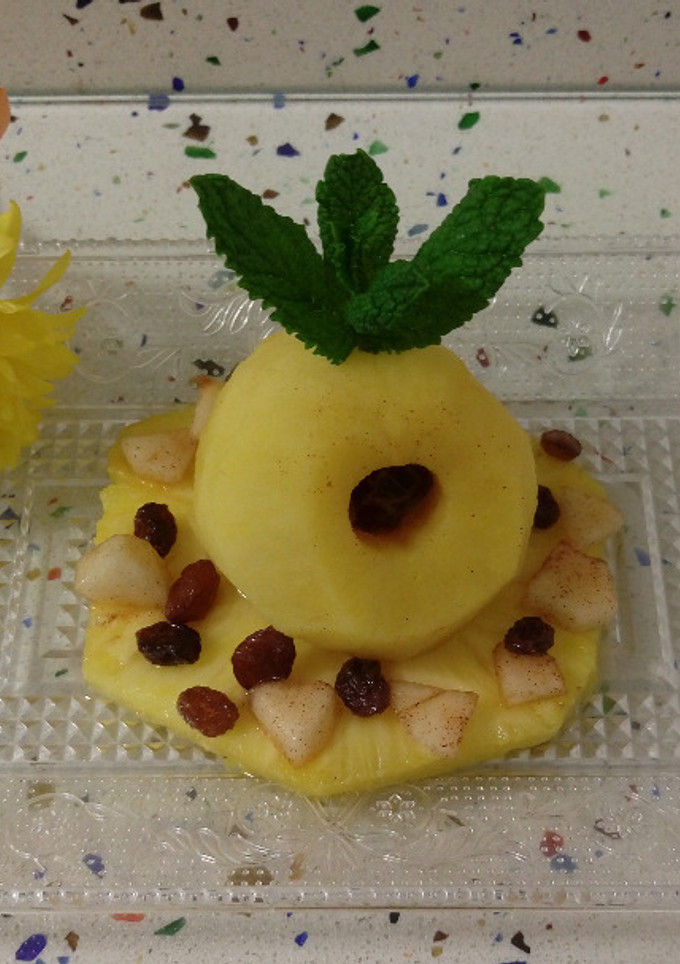 Una foto de Postre templado de piña y manzanas