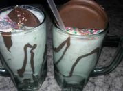 Una foto de helado de leche merengada