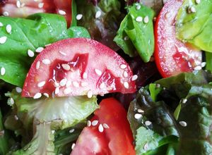 Una foto de Ensalada de lechuga morada, rúcula y tomate 🥬🍅