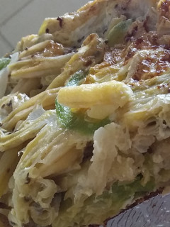 Una foto de Tortilla de chauchas, zapallitos, cebolla, queso y huevos