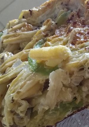 Una foto de Tortilla de chauchas, zapallitos, cebolla, queso y huevos