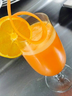 Una foto de Zumo natural de Naranja, zanahoria y Jengibre