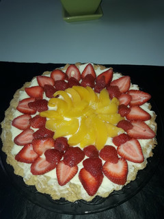 Una foto de Tarta de frutillas y duraznos con crema chantilly