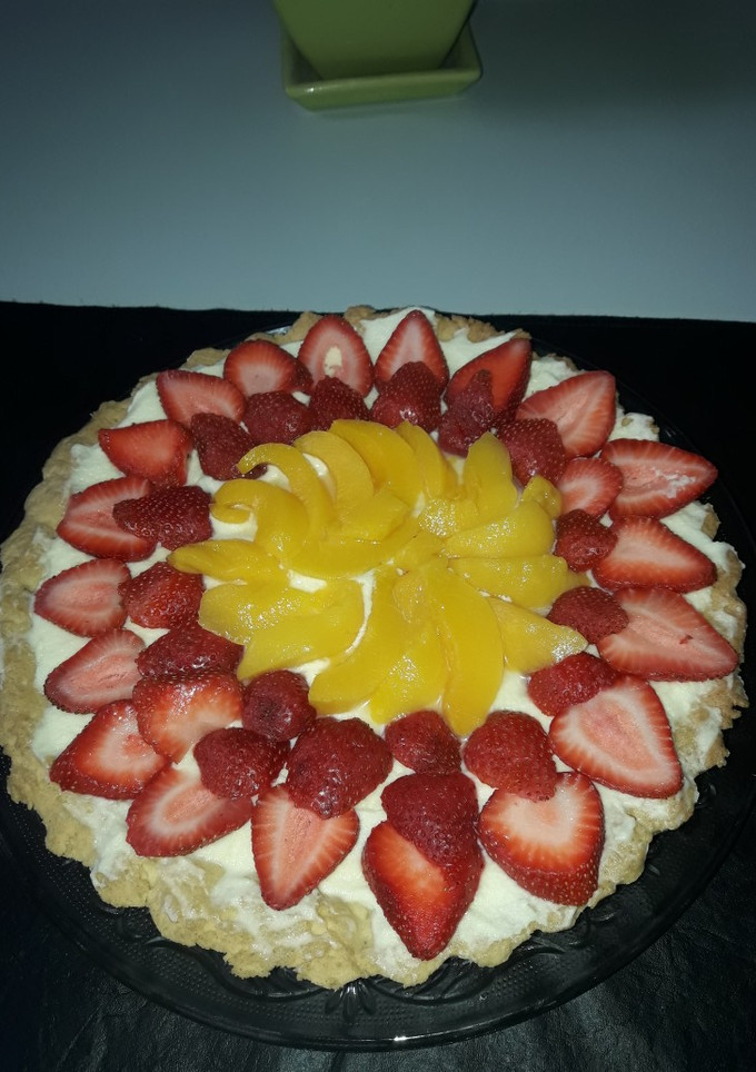 Una foto de Tarta de frutillas y duraznos con crema chantilly
