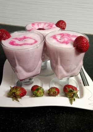 સ્ટ્રોબેરી મિલ્ક શેક (Strawberry Milk Shake Recipe In Gujarati) રેસીપી મુખ્ય ફોટો