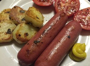 Una foto de Cocina para principiantes: salchichas con papas picantonas, grilladas