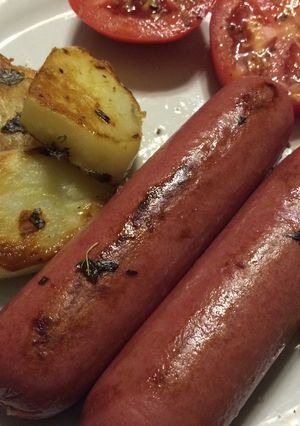 Una foto de Cocina para principiantes: salchichas con papas picantonas, grilladas