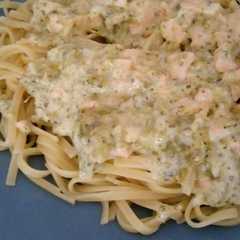 Una foto de Pasta con salmón y brócoli