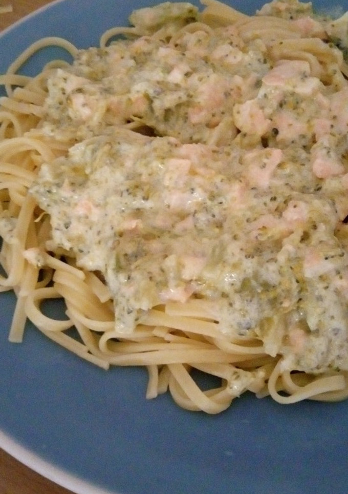 Una foto de Pasta con salmón y brócoli
