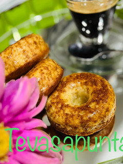 Una foto de Roscas de magdalenas 🥯 🧁 🍋 👩❤️👩