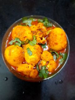 হাঁসের ডিমের আলু ফুলকপি দিয়ে ঝোল (hanser dimer aloo foolkopi diye jhol recipe in Bengali) রেসিপির প্রধান ছবি
