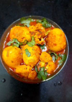 হাঁসের ডিমের আলু ফুলকপি দিয়ে ঝোল (hanser dimer aloo foolkopi diye jhol recipe in Bengali) রেসিপির প্রধান ছবি