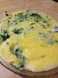 Polenta saborizada con espinaca