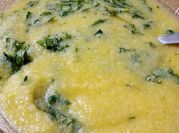 Una foto de polenta con espinaca