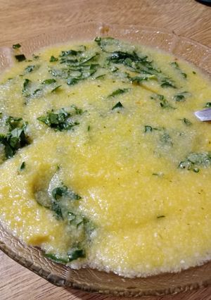 Una foto de Polenta saborizada con espinaca