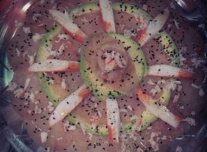 Una foto de Carpaccio de Pez Vela con Cangrejo y Aguacate