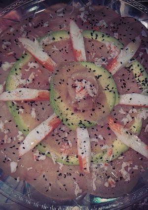 Una foto de Carpaccio de Pez Vela con Cangrejo y Aguacate