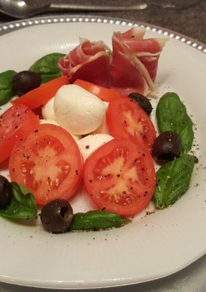 Una foto de Jamón crudo con calesita Caprese