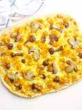 Pizza con crema di zucca e funghi