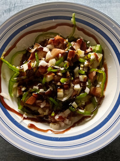 Una foto de Ensalada de tomate, cebolleta y pimiento verde