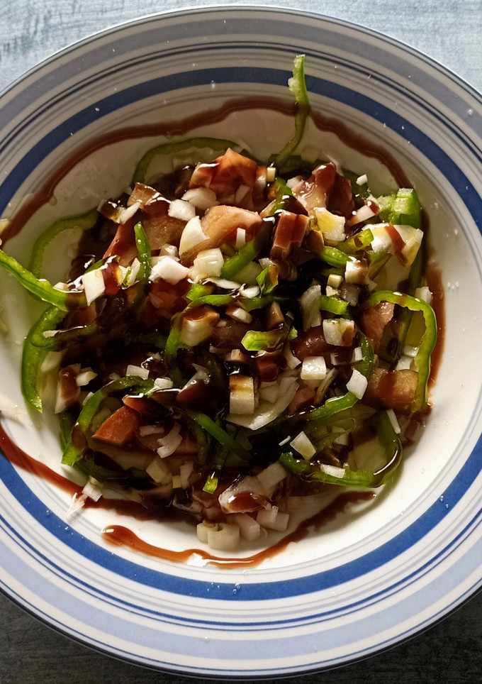 Una foto de Ensalada de tomate, cebolleta y pimiento verde