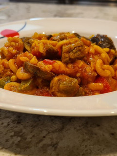 Una foto de Fideuá de verduras, champiñones y solomillo de cerdo