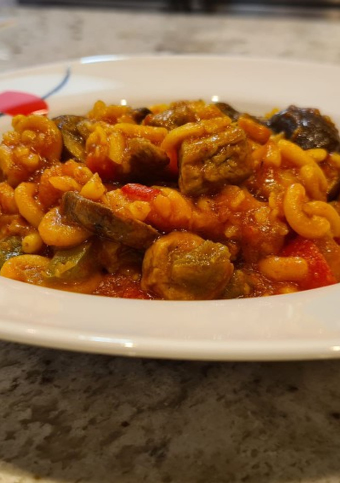 Una foto de Fideuá de verduras, champiñones y solomillo de cerdo