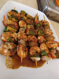 Una foto de Brochetas de langostinos y verduras al ajillo