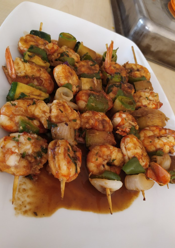 Una foto de Brochetas de langostinos y verduras al ajillo