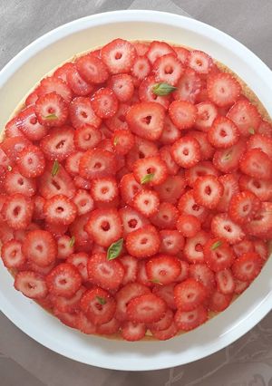 Une photo de Tarte au citron, basilic et fraises fraiches