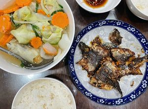 Hình của món Cơm tối : cá chuồn chiên + canh su cuốn rau củ.