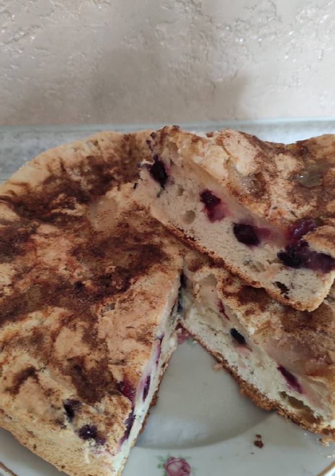 Шарлотка з яблуками та лохиною