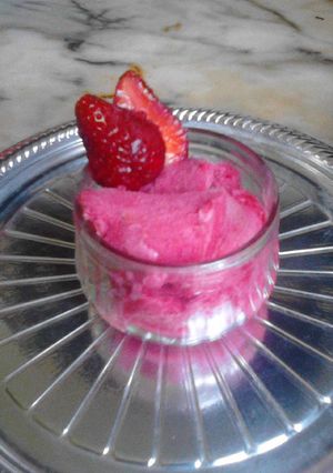 Una foto de Helado casero de frutillas y yogur
