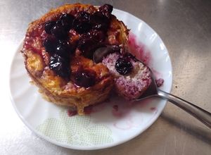 Una foto de Ponquecito keto con arándanos