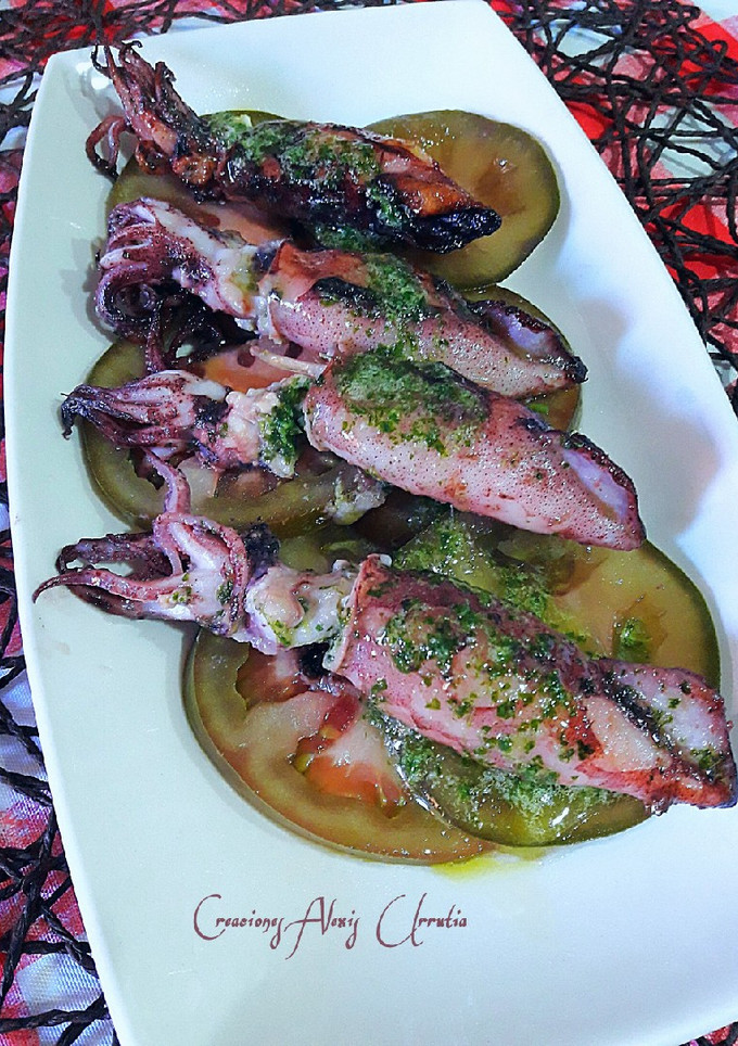 Una foto de Chipirones a la plancha rellenos de pasta de cilantro, ajos y jengibre