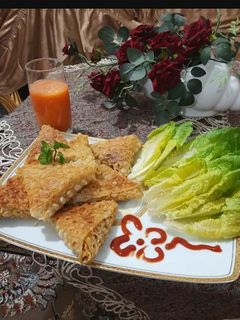 عکسی از دستور سمبوسه گیاهی به همراه آب پرتقال طبیعی